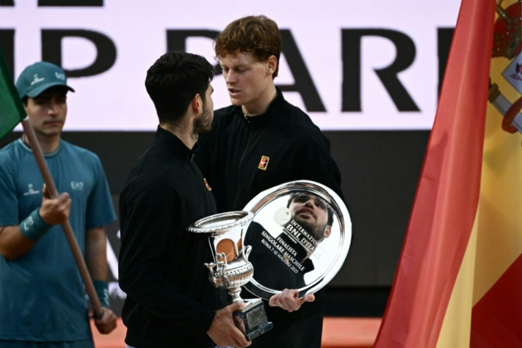 L'Espagnol Carlos Alcaraz et l'Italien Jannik Sinner discutent sur le podium à l'issue de la finale du Masters 1000 de Rome, le 18 mai 2025 ( AFP / Filippo MONTEFORTE )