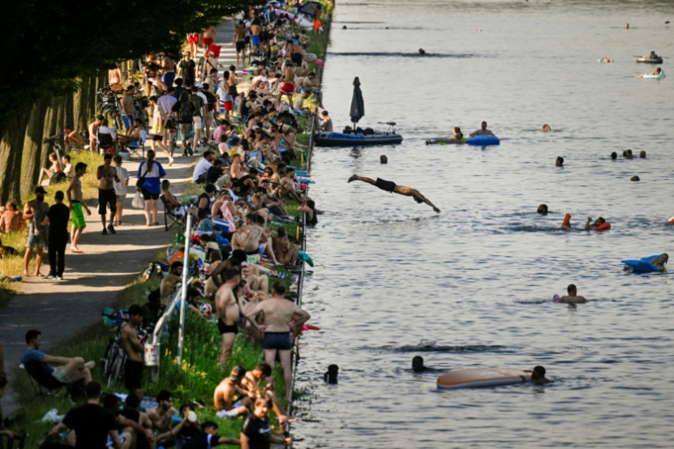 Des personnes se rafraîchissent au bord du canal Dortmund-Ems à Dortmund, dans l'ouest de l'Allemagne, le 26 juin 2026, lors d'un épisode de canicule en Europe ( AFP / Ina FASSBENDER )