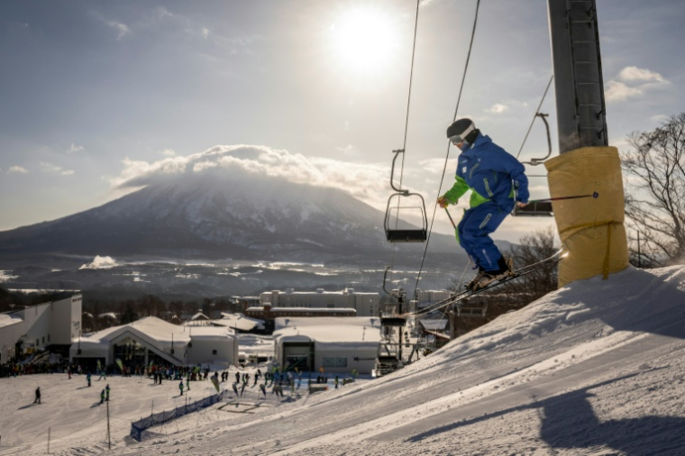 Un skieur à la station de ski Niseko Tokyu Grand Hirafu, avec le mont Yotei se dressant en arrière-plan, à Kutchan, dans la préfecture de Hokkaido, au Japon le 20 février 2026  ( AFP / Yuichi YAMAZAKI )