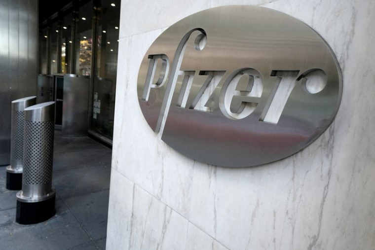 Photo d'archives du logo Pfizer à New York, aux États-Unis