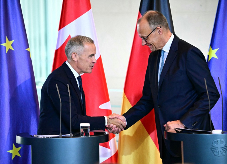 Le Premier ministre canadien Mark Carney, et son homologue allemand Friedrich Merz, à Berlin, le 26 août 2025 ( AFP / TOBIAS SCHWARZ )