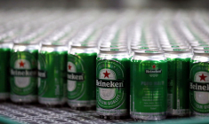 HEINEKEN VEND PLUS DE BIÈRE MAIS SES COÛTS GRIMPENT