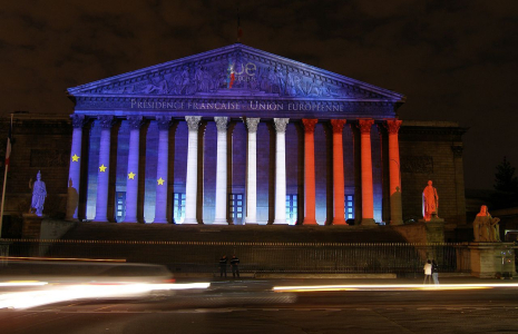 Plus de sept Français sur dix (72%) pensent ainsi que la France est en déclin, en hausse de 6 points par rapport à mai 2020. (Crédits photo : Wikimedia Commons - Gpesenti )
