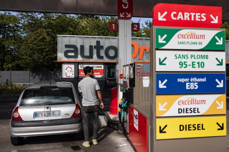 Les stations-service pourront vendre à perte les carburants à partir de début décembre. ( AFP / SAMEER AL-DOUMY )