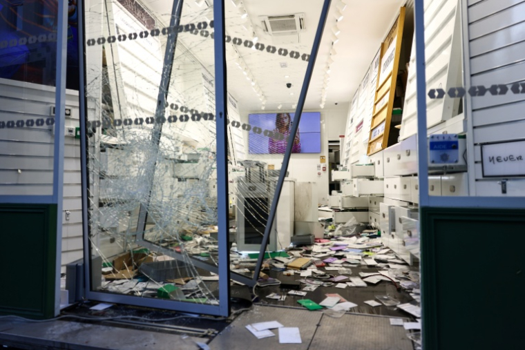 Vue d'un magasin pillé à Lille en marge de la manifestation du 17 octobre, le 18 octobre 2026  ( AFP / Sameer Al-Doumy )