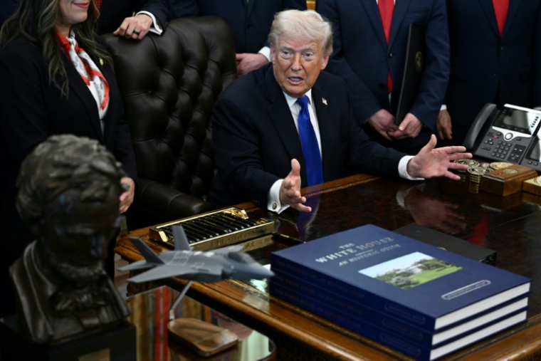 Le président américain Donald Trump prend la parole après avoir signé plusieurs décrets présidentiels dans le Bureau ovale de la Maison Blanche à Washington, le 30 avril 2026 ( AFP / Brendan SMIALOWSKI )