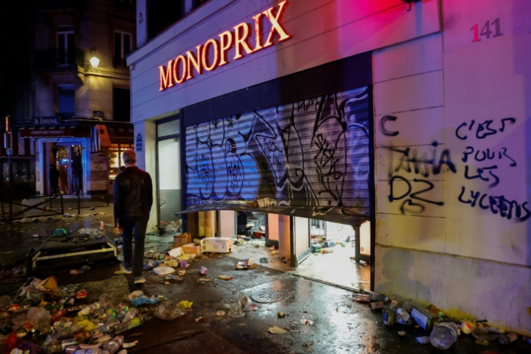 Un slogan "C'est pour les lycéens" tagué sur un magasin Monoprix pillé, le 17 octobre 2026 à Paris ( AFP / GEOFFROY VAN DER HASSELT )