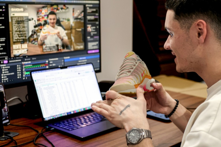 Hugo Carvalho, fondateur de Swave, lors d'une vente aux enchères de baskets en direct sur l'application Whatnot, à Paris, le 12 mars 2026 ( AFP / ALAIN JOCARD )