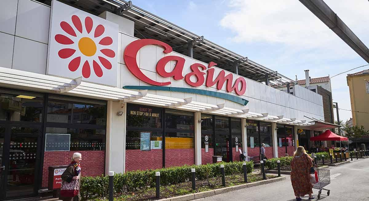 Livrée à une intense spéculation, l’action est ballottée entre les annonces officielles des différents acteurs du feuilleton. (© Casino)