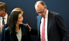 Le chancelier allemand Friedrich Merz parle à la ministre de l'Economie Katherina Reiche, 13 avril 2026 ( AFP / Tobias SCHWARZ )