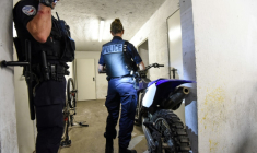 Des policiers français inspecte des mobylettes dans le cadre d'une opération anti-rodéos urbains, à Nantes, le 11 août 2022 ( AFP / Sebastien SALOM-GOMIS )