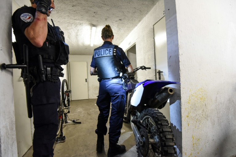 Des policiers français inspecte des mobylettes dans le cadre d'une opération anti-rodéos urbains, à Nantes, le 11 août 2022 ( AFP / Sebastien SALOM-GOMIS )