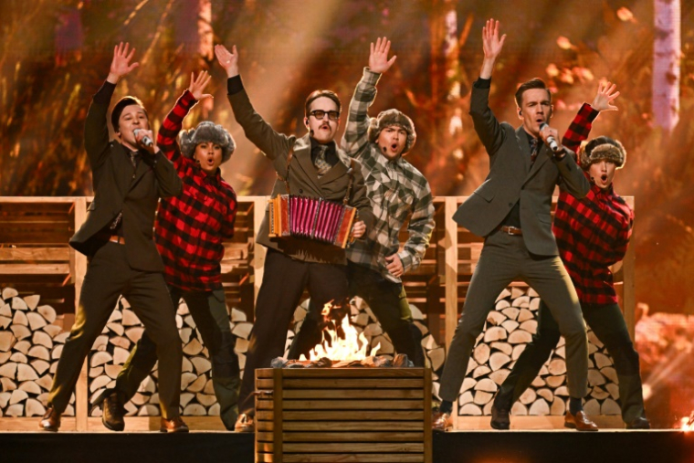 Le groupe suédois KAJ lors d'une répétition en costumes pour la finale de l'Eurovision à Bâle, le 16 mai 2025 en Suisse ( AFP / Fabrice COFFRINI )