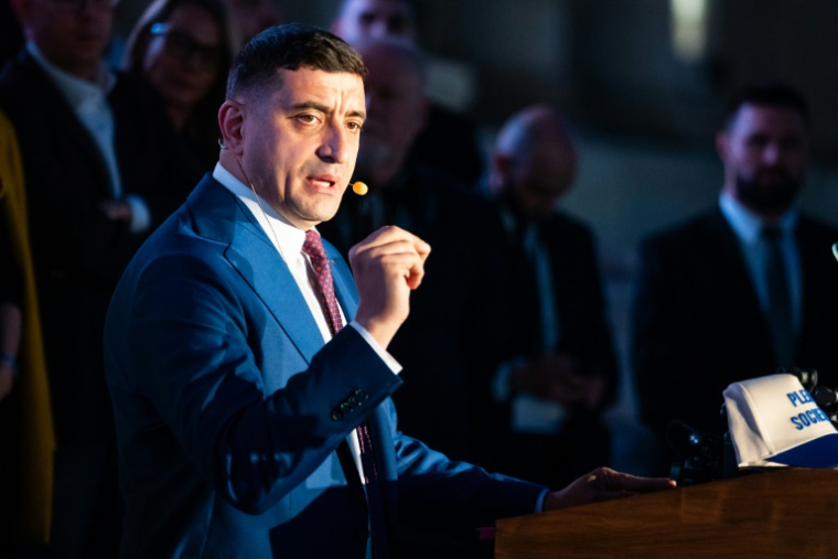 Le chef du parti nationaliste AUR, à l'annonce des sondages de sortie des urnes, le 18 mai 2025 à Bucarest ( AFP / Mihai Barbu )