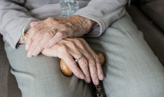 Les aides versées après 70 ans à une personne âgée peuvent faire l'objet d'une demande de restitution à ses héritiers. (illustration) (Pixabay / sabinevanerp )