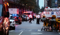 Des véhicules de la police et des services de secours dans le quartier de Midtown Manhattan à New York, théâtre d'une tuerie le 28 juillet 2025 ( AFP / CHARLY TRIBALLEAU )