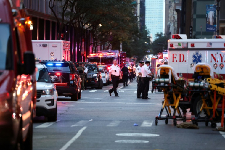 Des véhicules de la police et des services de secours dans le quartier de Midtown Manhattan à New York, théâtre d'une tuerie le 28 juillet 2025 ( AFP / CHARLY TRIBALLEAU )