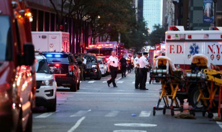 Des véhicules de la police et des services de secours dans le quartier de Midtown Manhattan à New York, théâtre d'une tuerie le 28 juillet 2025 ( AFP / CHARLY TRIBALLEAU )