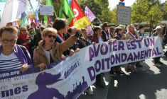 "L'avortement est un droit fondamental" proclame cette banderole tenue par des femmes lors d'une manifestation le 28 septembre 2025 à Paris à l'occasion de la journée mondial pour le droit à l'avortement ( AFP / Thomas SAMSON )