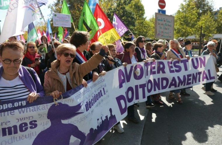 "L'avortement est un droit fondamental" proclame cette banderole tenue par des femmes lors d'une manifestation le 28 septembre 2025 à Paris à l'occasion de la journée mondial pour le droit à l'avortement ( AFP / Thomas SAMSON )