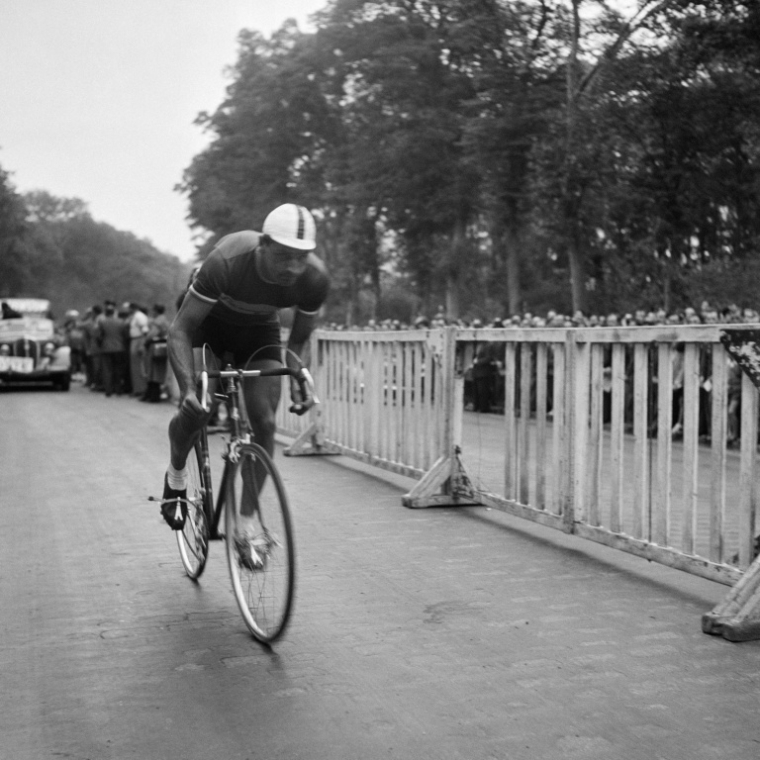 Charles Coste, lors de sa victoire au Grand Prix des Nations le 18 septembre 1949  entre Versailles et le Parc des Princes ( AFP / - )