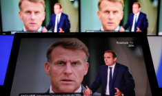Le Premier ministre démissionnaire Sébastien Lecornu sur le plateau de France 2 avec une photo du président Emmanuel Macron en arrière-plan, le 8 octobre 2025 ( AFP / Ludovic MARIN )