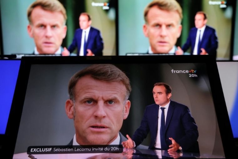 Le Premier ministre démissionnaire Sébastien Lecornu sur le plateau de France 2 avec une photo du président Emmanuel Macron en arrière-plan, le 8 octobre 2025 ( AFP / Ludovic MARIN )