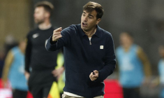 L'entraîneur de Toulouse, Carles Martinez Novell à Lens