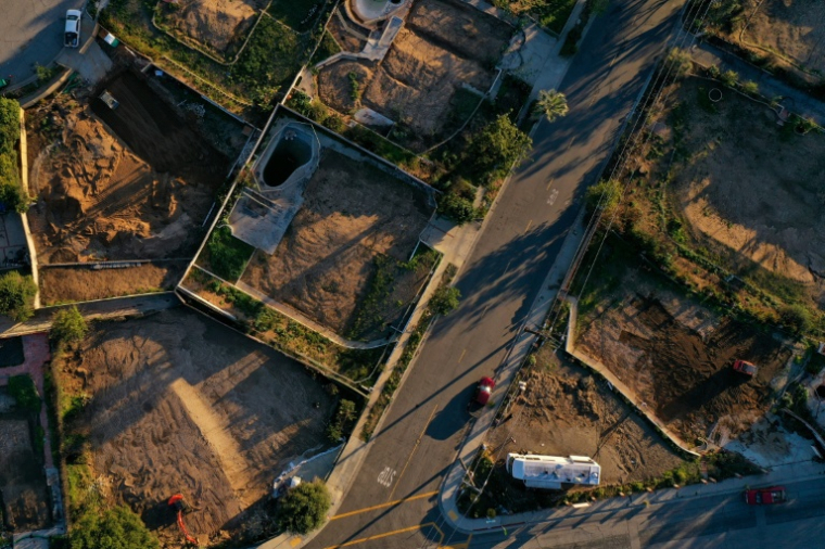 Une vue aérienne montre des terrains vides et en reconstruction à Altadena, le 29 décembre 2025 ( AFP / Patrick T. Fallon )