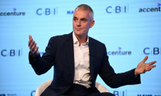 (Photo archives) Le directeur général de la BBC Tim Davie parle lors d'une conférence à Birmingham (Royaume-Uni), le 22 novembre 2022 ( AFP / Oli SCARFF )