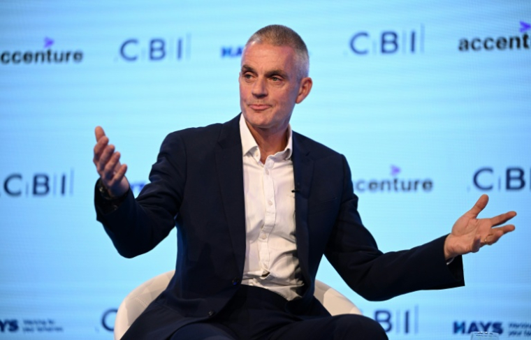 (Photo archives) Le directeur général de la BBC Tim Davie parle lors d'une conférence à Birmingham (Royaume-Uni), le 22 novembre 2022 ( AFP / Oli SCARFF )