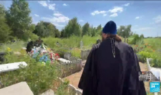 Guerre en Ukraine: des familles en deuil enterrent leurs proches
