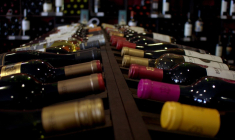 De nombreux stratagèmes seraient utilisés pour mettre en confiance la victime, comme l’intervention de faux experts financiers au téléphone ou la création d’une fausse plate-forme d'investissement avec une cave à vins virtuelle. (gusaap / Pixabay)