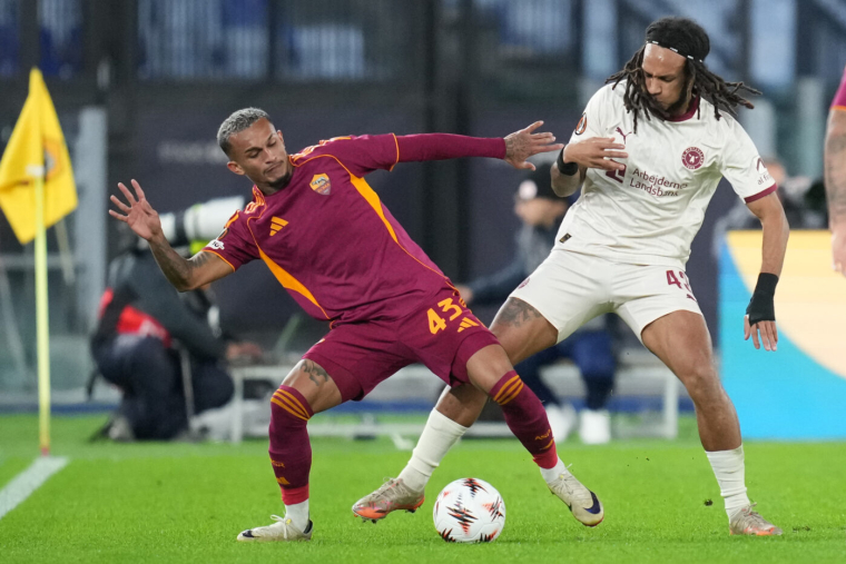 Robin Van Persie fait rentrer son fils, le leader s'incline... : jolie début de soirée en Ligue Europa