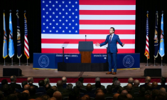 Le secrétaire américain à la Défense, Pete Hegseth, s'adresse aux officiers supérieurs de l'armée à la base du Corps des Marines de Quantico, à Quantico, en Virginie, le 30 septembre 2025 ( POOL / Andrew Harnik )