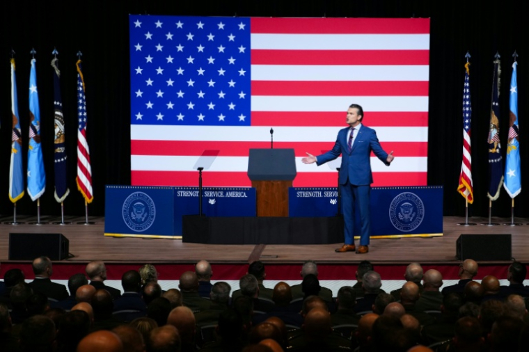 Le secrétaire américain à la Défense, Pete Hegseth, s'adresse aux officiers supérieurs de l'armée à la base du Corps des Marines de Quantico, à Quantico, en Virginie, le 30 septembre 2025 ( POOL / Andrew Harnik )