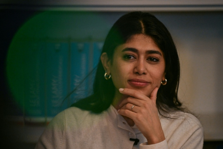 L'eurodéputée Rima Hassan (La France insoumise) en conférence de presse, le 3 avril 2026 à Paris ( AFP / Blanca CRUZ )