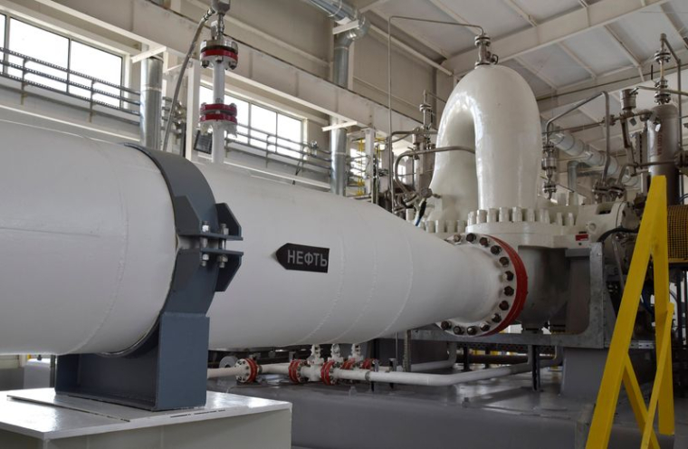 Une vue intérieure montre une nouvelle station de pompage du Consortium du pipeline de la mer Caspienne