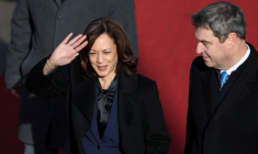 Photo de la vice-présidente américaine Kamala Harris accueillie à l'aéroport de Munich par le Premier ministre de l'État de Bavière, Markus Soeder