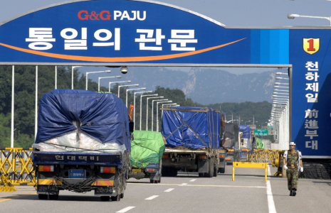 Des camions d'aide humanitaire près de la frontière inter-coréenne de Paju, en 2007 (illustration) ( AFP / JUNG YEON-JE )
