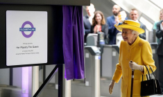 LA REINE ELIZABETH ASSISTE À L'INAUGURATION D'UNE LIGNE DE MÉTRO À LONDRES