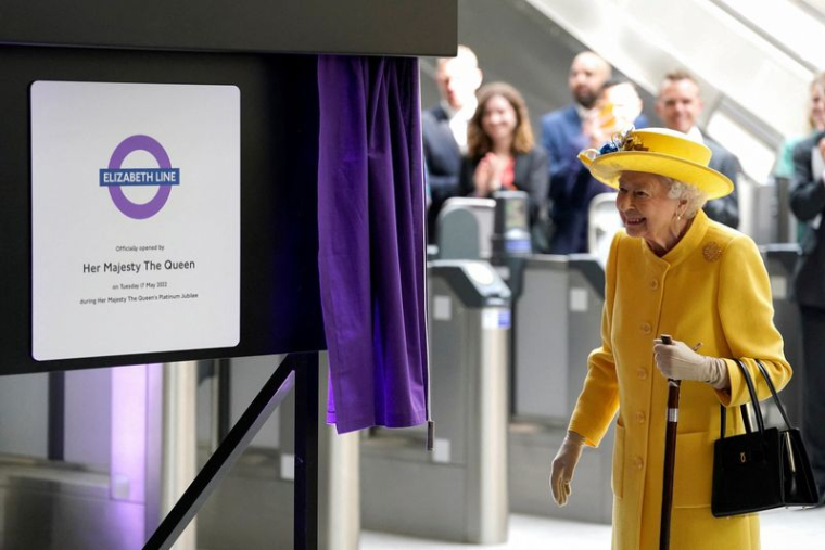 LA REINE ELIZABETH ASSISTE À L'INAUGURATION D'UNE LIGNE DE MÉTRO À LONDRES