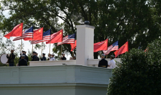 Des membres de la garde d'honneur de l'armée américaine portent les drapeaux des États-Unis et de la Chine lors d'une répétition en vue de la prochaine visite du président chinois Xi Jinping à la Maison Blanche, le 19 septembre 2026 à Washington ( AFP / Oliver Contreras )