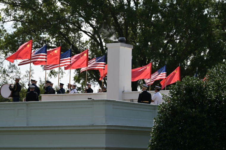Des membres de la garde d'honneur de l'armée américaine portent les drapeaux des États-Unis et de la Chine lors d'une répétition en vue de la prochaine visite du président chinois Xi Jinping à la Maison Blanche, le 19 septembre 2026 à Washington ( AFP / Oliver Contreras )