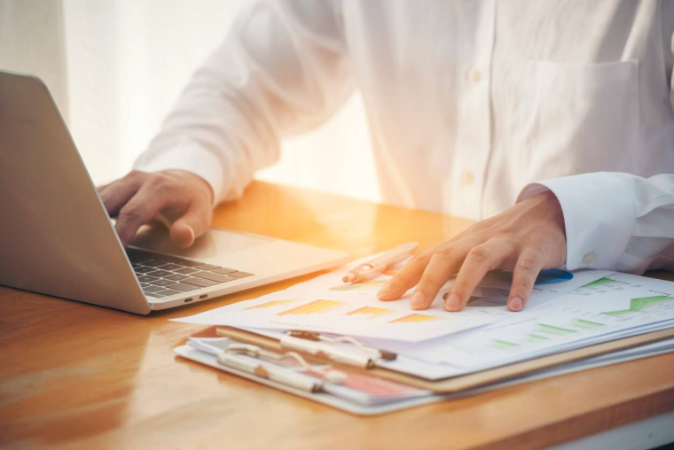 Les contours du nouveau compte épargne-temps / iStock.com-howtogoto