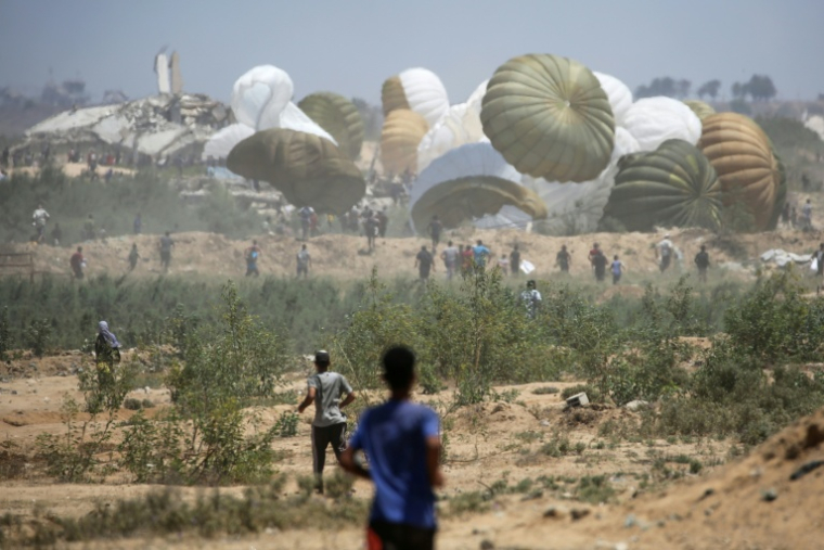 Parachutage d'aide humanitaire au-dessus de Nousseirat, dans le centre de la bande de Gaza, le 6 août 2025 ( AFP / Eyad BABA )
