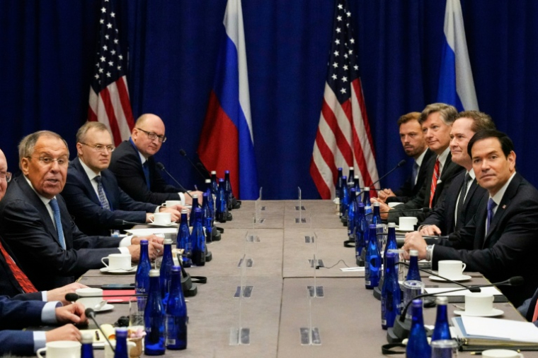 Le secrétaire d'Etat américain Marco Rubio (d) et le ministre russe des Affaires étrangères Sergueï Lavrov (g) lors d'une rencontre en marge de la 81e Assemblée générale des Nations unies à New York, le 23 septembre 2026 ( POOL / Yuki Iwamura )