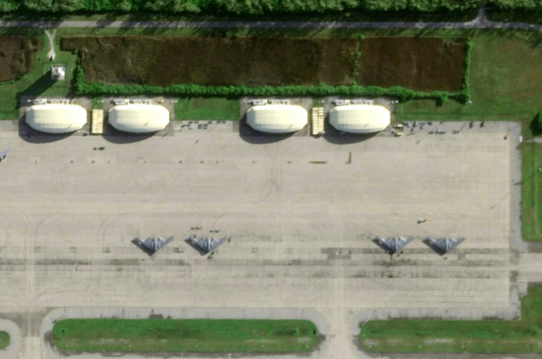 Image satellite diffusée le 2 avril 2025 et prise le 29 mars 2025 par Planet Labs PBC montrant quatre bombardiers américains B-2 sur le tarmac de la base militaire américaine sur l'île de Diego Garcia ( Planet Labs / Handout )
