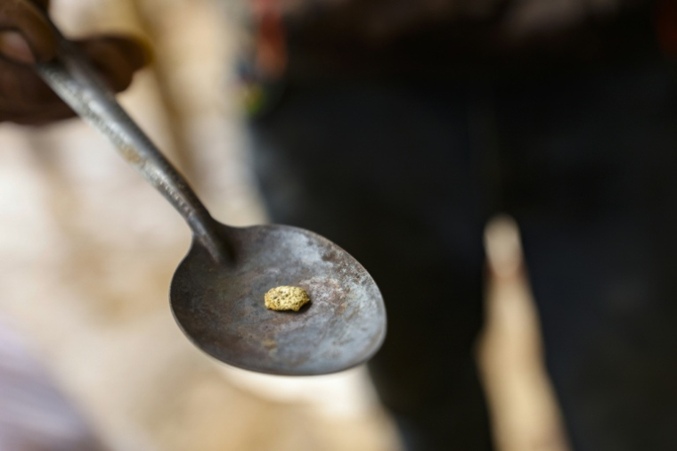 Un homme montre un morceau d'or extrait d'une mine d'or artisanale à El Dorado, dans une région gangrenée par les exploitations minières illégales et le crime organisé, au Venezuela, le 25 mai 2025 ( AFP / Pedro MATTEY )