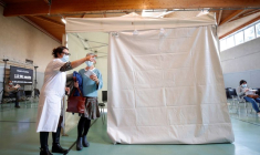 CORONAVIRUS: LA FRANCE VA ANNONCER L'ACCÈS AU RAPPEL VACCINAL POUR TOUS LES ADULTES, RAPPORTENT LES MÉDIAS